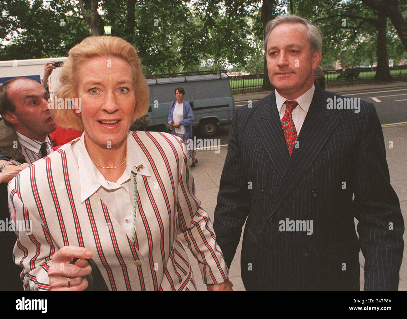 Neil Hamilton, ehemaliger Tory-Abgeordneter für Tatton, in Cheshire, mit seiner Frau Christine nach der Veröffentlichung des lang erwarteten Berichts in der Affäre "die Kasse für Fragen" von Sir Gordon Downey. Siehe PA Geschichte POLITICS Standards. Foto von Stefan Rousseau/PA Stockfoto