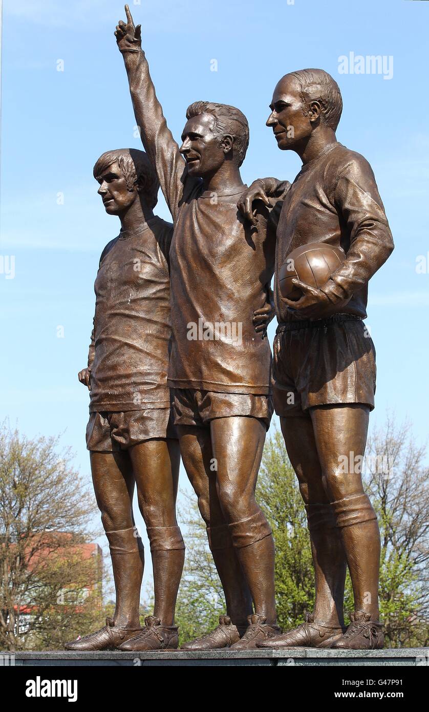 Die United Trinity Statue der ehemaligen Spieler (von links nach rechts) George Best, Denis Law und Bobby Charton außerhalb von Old Trafford Stockfoto