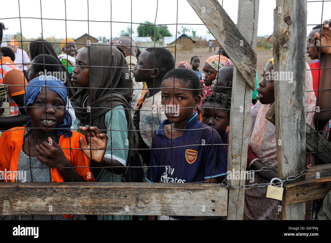 Kenia Turkana-Region, UNHCR Flüchtling Lager Kakuma, wo dauerhafte 80,000 Flüchtlinge aus Somalia, Äthiopien, Süd-Sudan leben, Kinder am Tor der PALUTAKA PRIMARY SCHOOL / KENIA UNHCR Fluechtlingslager Kakuma in der Turkana-Region, Hier Leben ca. 80.000 Fluechtlinge aus Somalia Sudan Aethiopien, Kinder am Tor der PALUTAKA Grundschule Stockfoto