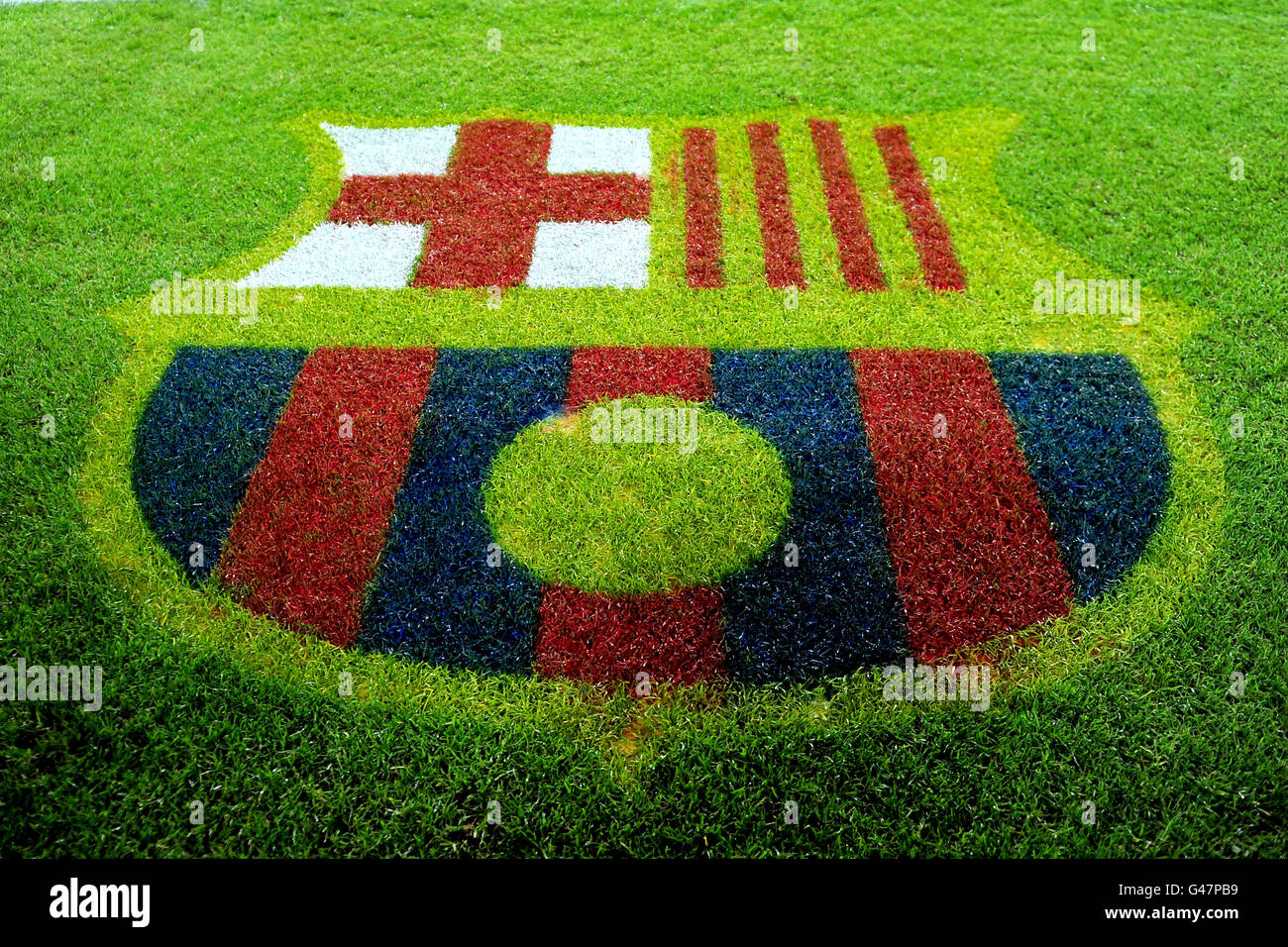 Fußball - UEFA Champions League - Viertelfinale - Erstes Bein - Barcelona gegen Shakhtar Donestk - Nou Camp. Das Wappen des Clubs von Barcelona wurde auf den Rasen gemalt Stockfoto