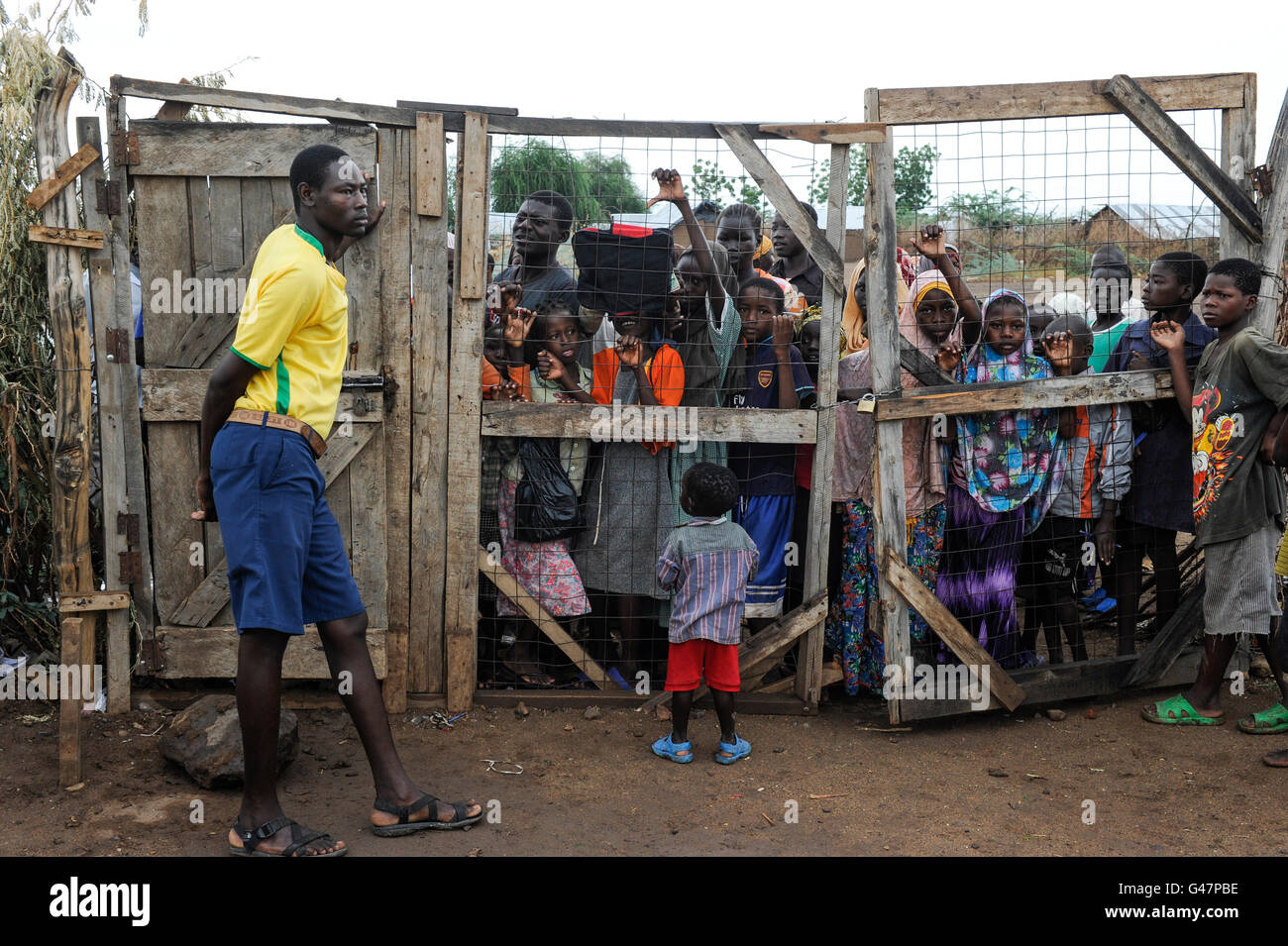 Kenia Turkana-Region, UNHCR Flüchtling Lager Kakuma, wo dauerhafte 80,000 Flüchtlinge aus Somalia, Äthiopien, Süd-Sudan leben, Kinder am Tor der PALUTAKA PRIMARY SCHOOL Stockfoto