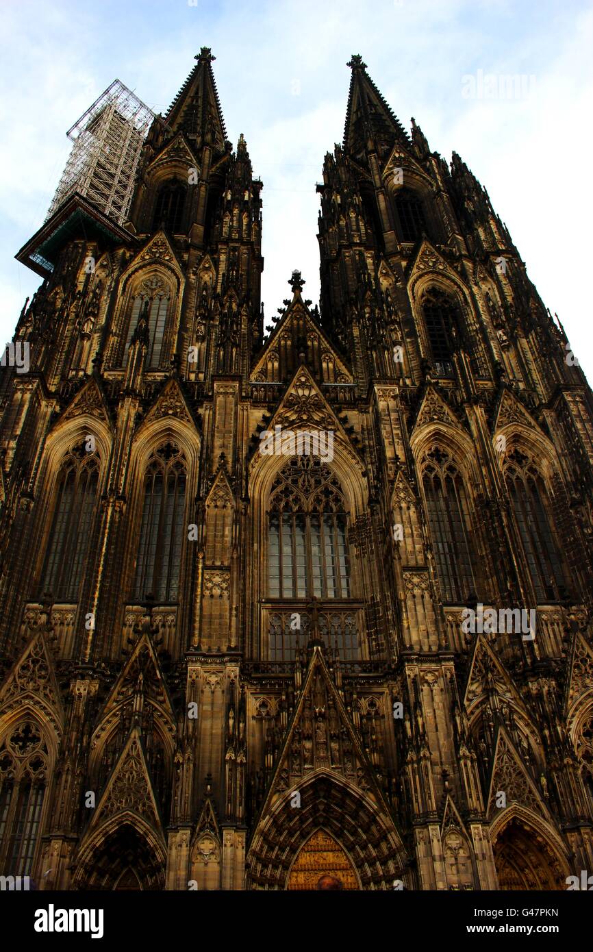 Kölner Dom dramatische Fassade. Stockfoto
