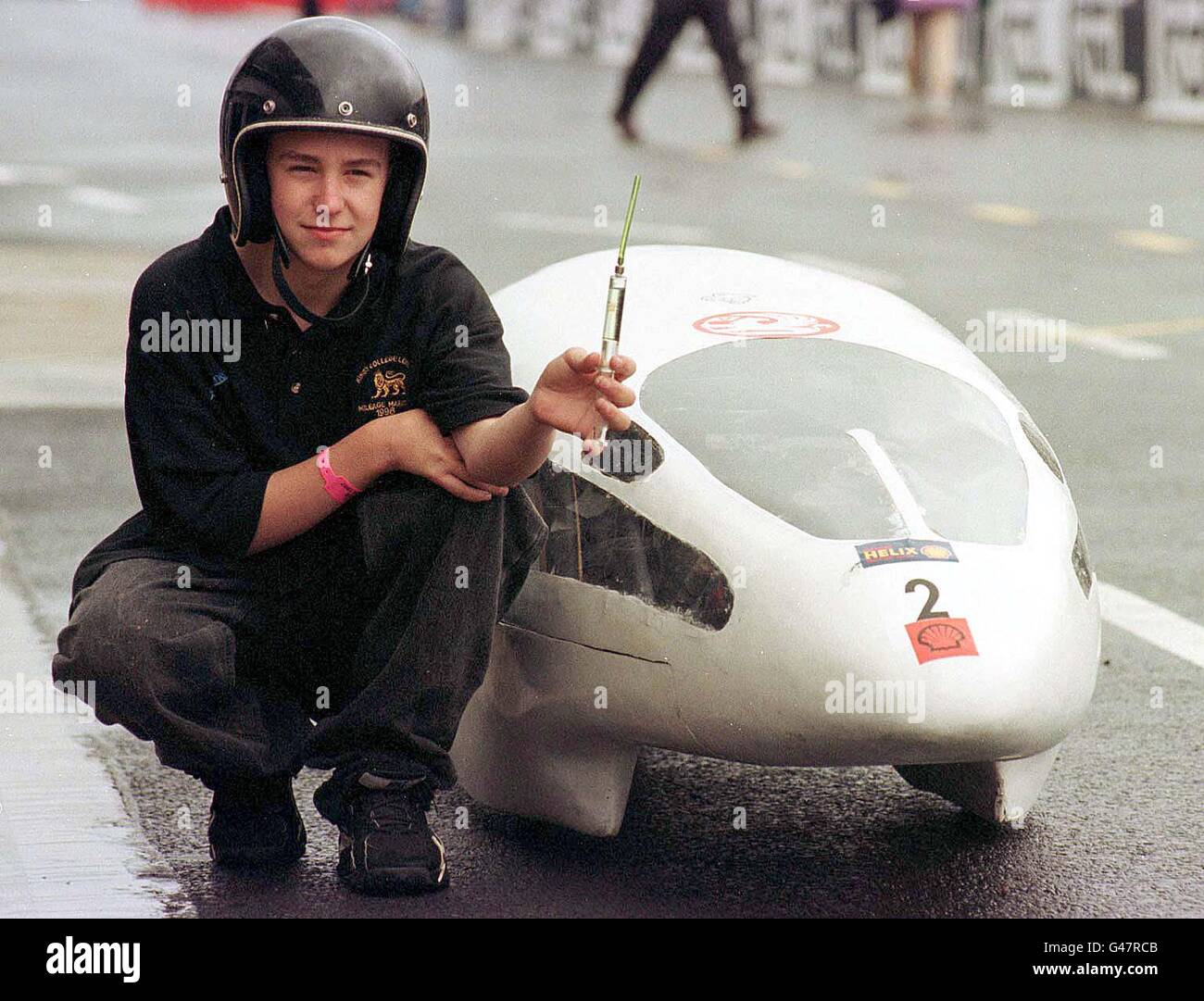 Ben Bridges, 15, Fahrer des Kings College-Autos, der heute Nachmittag (Donnerstag) in Silverstone eine Tankmessung mit seinem Fahrzeug hielt, als die Tests für den morgigen Shell Milleage Marathon anlaufen. Sein Team hofft, den 7,591-mpg-Rekord eines französischen Teams im Jahr 1992 zu zerschlagen, Foto von Michael Stephens/PA. Stockfoto