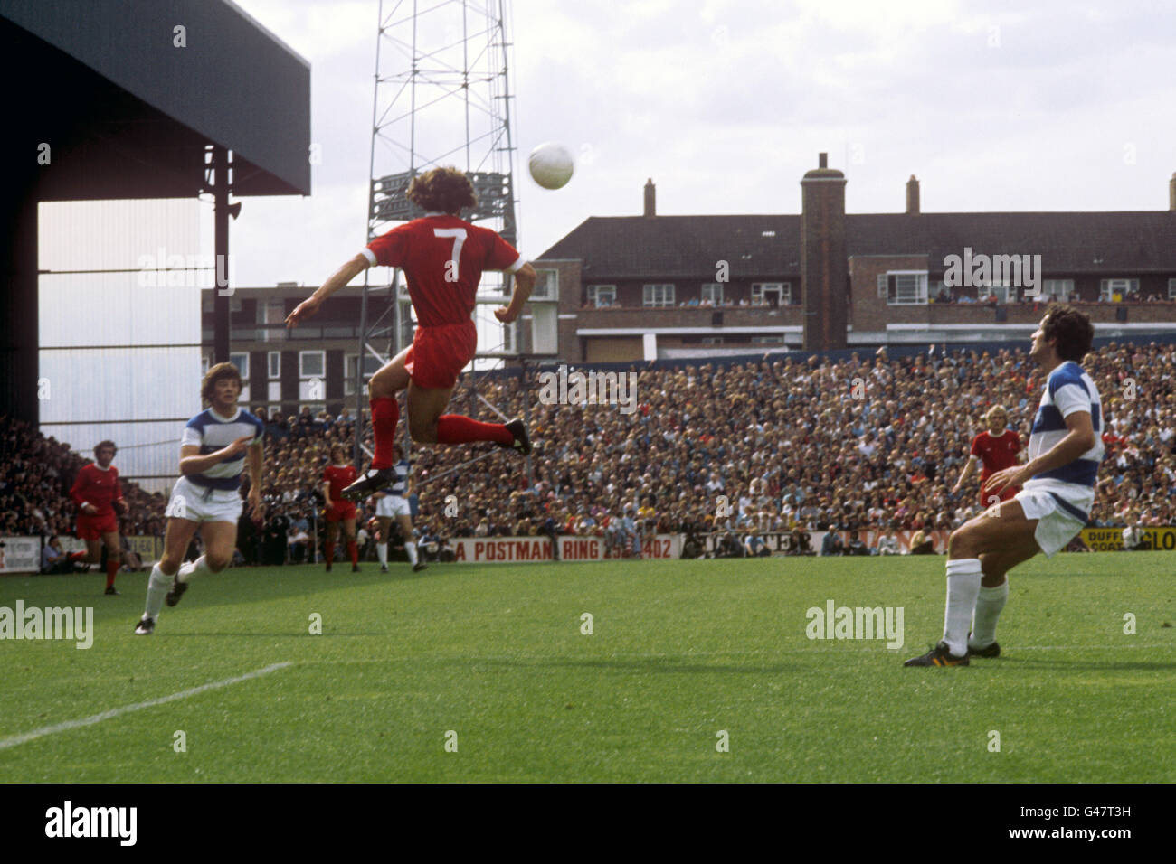 Soccer - League Division One - Queens Park Rangers gegen Liverpool - Loftus Road. Liverpools Kevin Keegan (7) führt den Ball an. Beobachtet von Frank McLintock (r) der Queens Park Rangers. Stockfoto