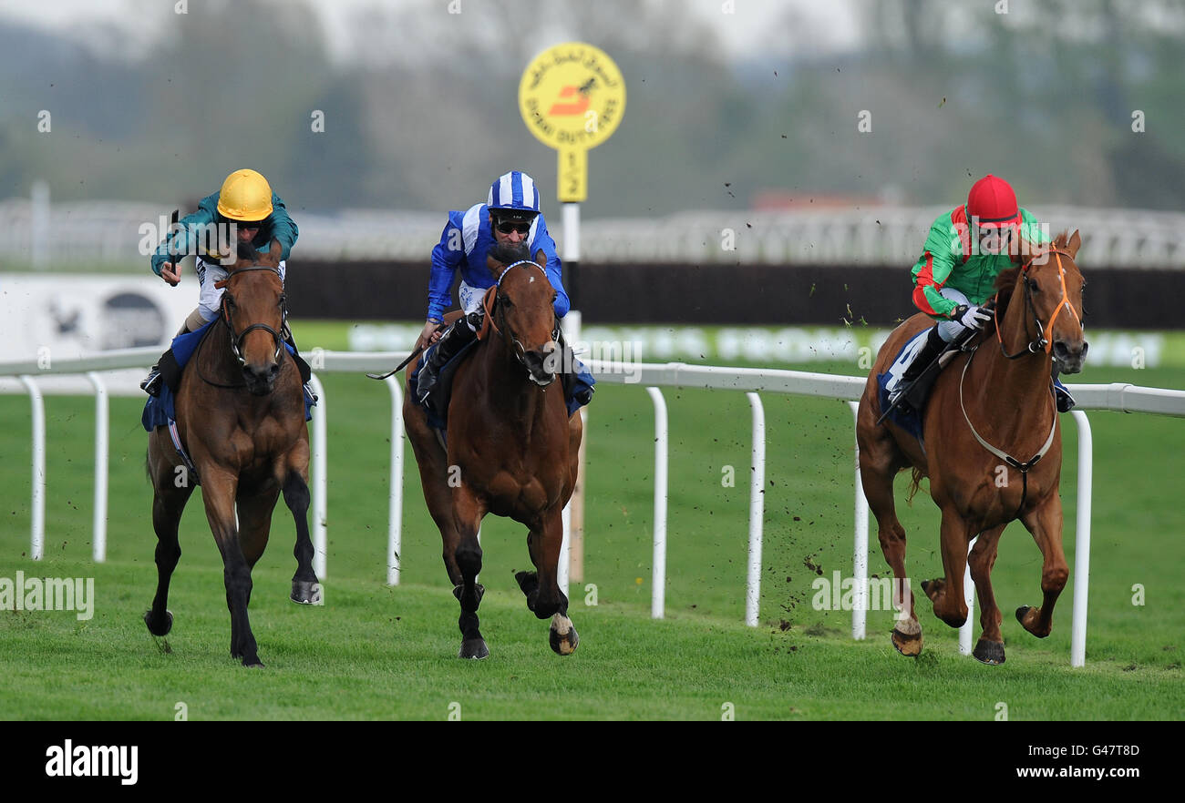 Dancing Rain geritten von Kieren Fallon (rechts) Gewinner der Robert Sangster Memorial Maiden Fillies' Stakes (Div 2) Stockfoto