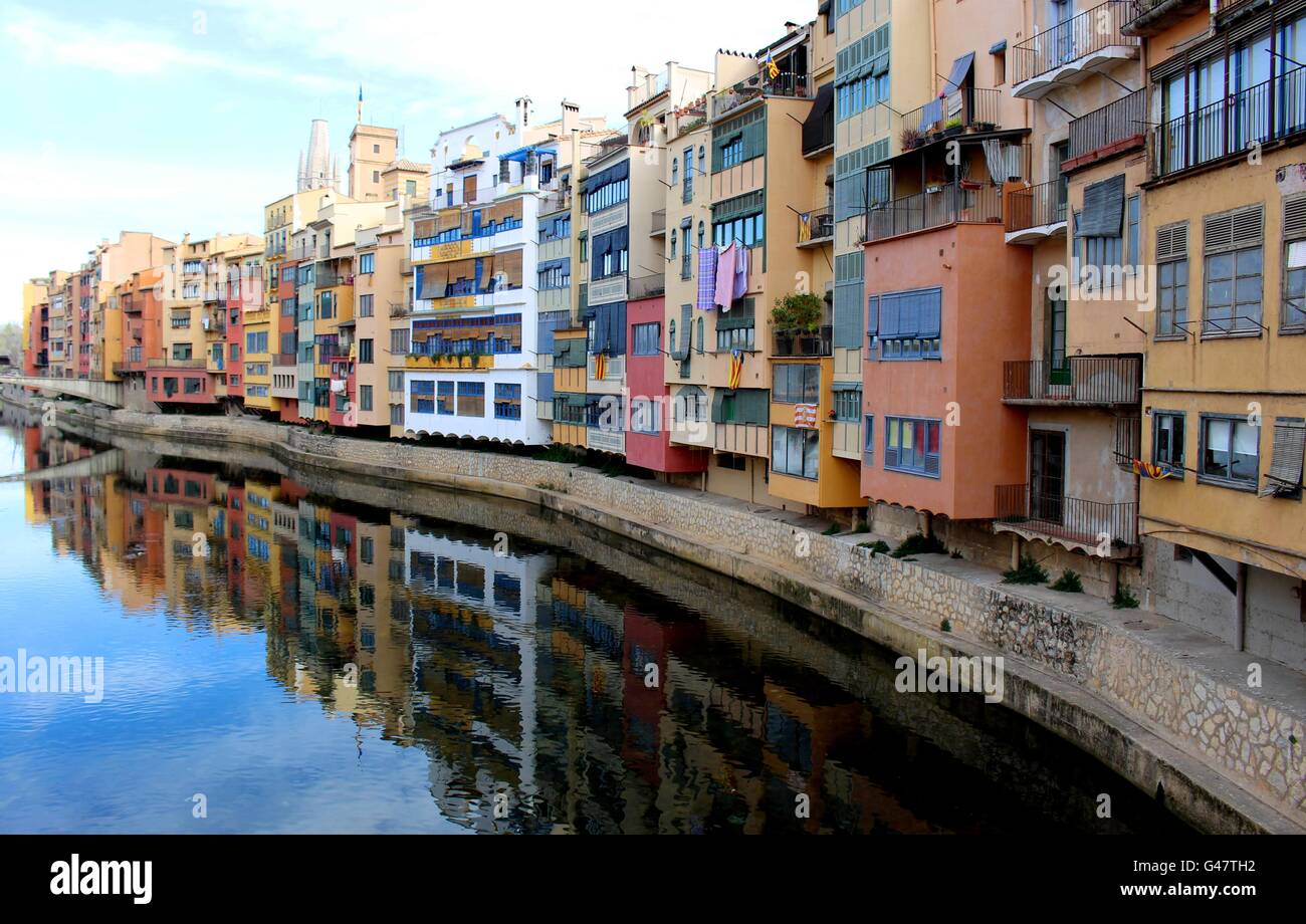 Girona bunte Häuser klammerte sich an den Seiten des Flusses Onyar. Stockfoto