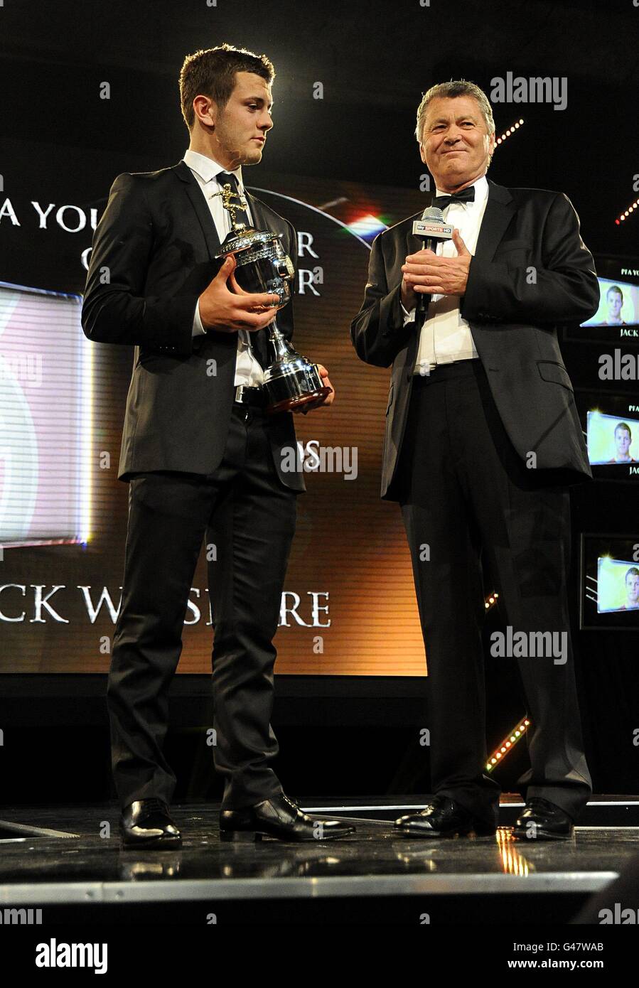 Arsenals Jack Wilshere (links) wird mit dem PFA Young präsentiert Trophäe „Spieler des Jahres“ von Sky Sports Presenter George Gavin bei den PFA Player of the Year Awards 2011 Im Grosvenor House Hotel Stockfoto