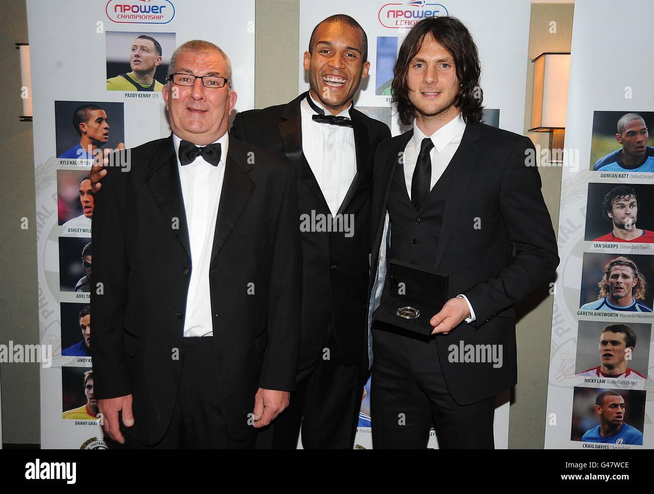 Chesterfields Torwart Tommy Lee (rechts) posiert mit seinem PFA-Team Des Jahres Auszeichnung für npower League Two mit PFA Chairman Clarke Carlisle (Mitte) beim PFA Player of the Year Awards 2011 Stockfoto