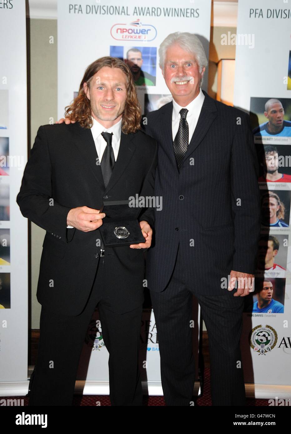 Gareth Ainsworth von Wycombe Wanderers (links) posiert mit seinem PFA Team of the year Award für npower League Two bei den PFA Player of the Year Awards 2011 Stockfoto