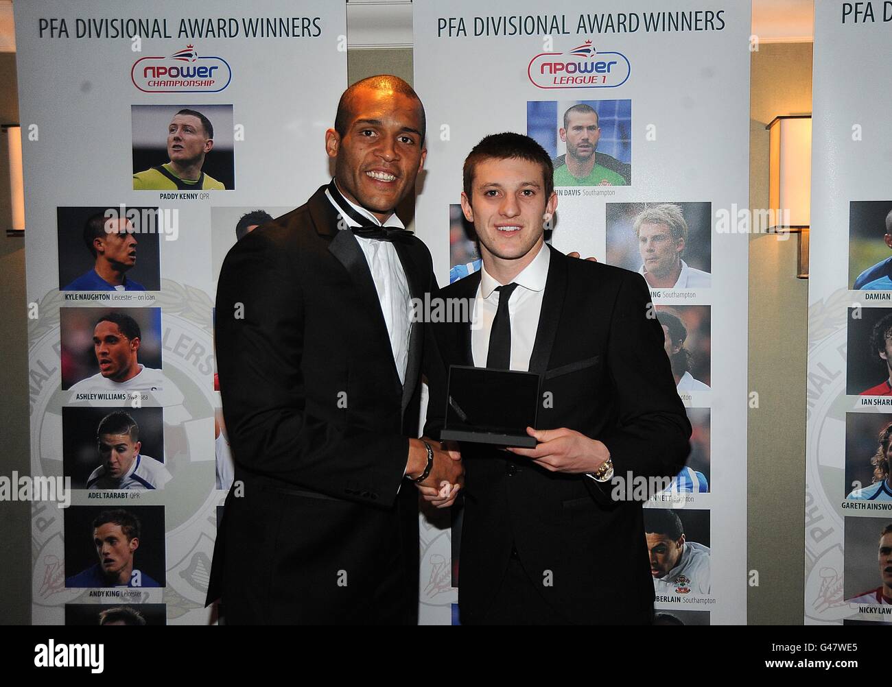 Southampton's Adam Lallana (rechts) posiert mit seinem PFA-Team von Die Jahrespreis für npower Leauge One mit PFA Chairman Clarke Carlisle bei den PFA Player of the Year Awards 2011 Stockfoto