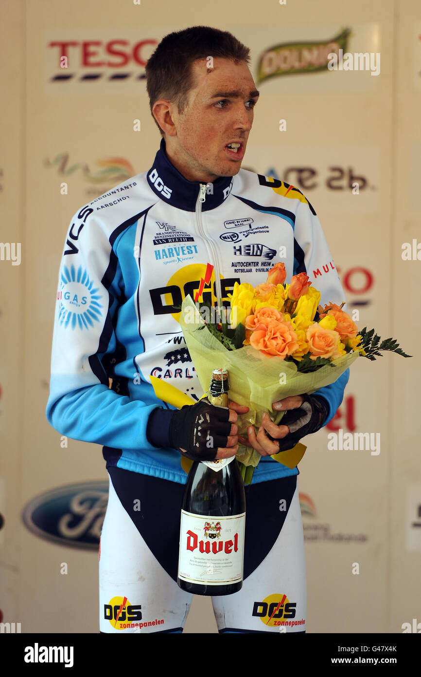 Hand in Hand Espoirs's Erwin De Kerf feiert nach seinem Kommen Zweiter in der 2011 cicle Classic Stockfoto
