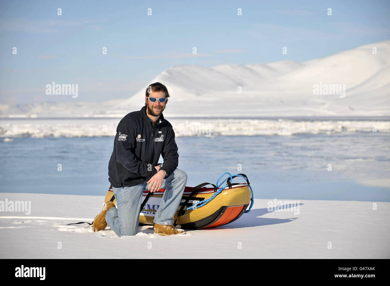Der Kapitän der britischen Armee, Guy Disney, der ein Amputierter ist, kommt nach einer erfolgreichen Reise zum Nordpol mit dem Team der verwundeten Soldaten zurück nach Longyearbyen, auf den arktischen norewgischen Inseln Svalbard. Stockfoto