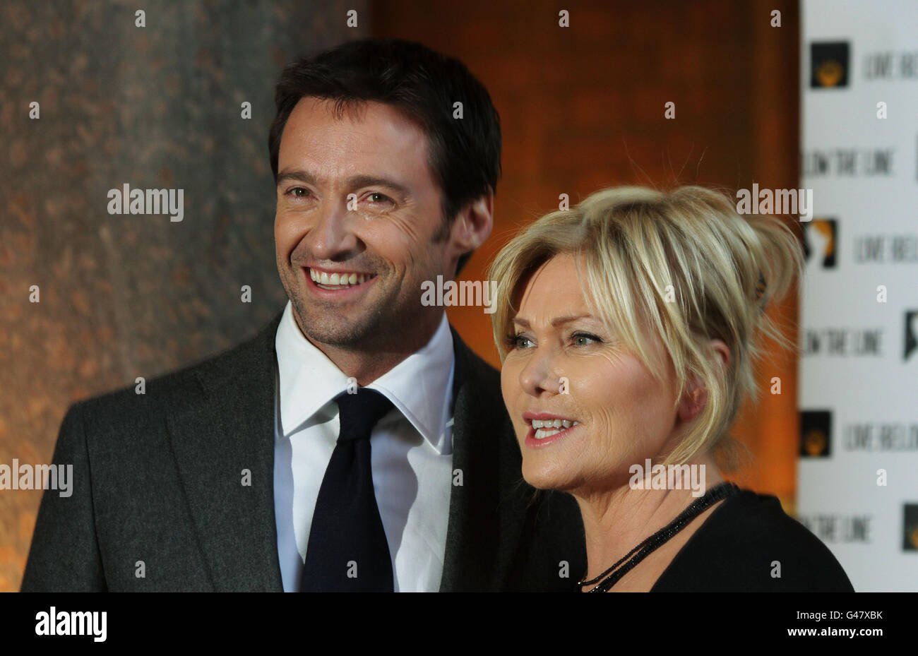 Hugh Jackman und seine Frau Deborra-Lee Furness kommen für die Live below the Line Charity Benefit im Marriott St Pancras Renaissance Hotel, London. Stockfoto