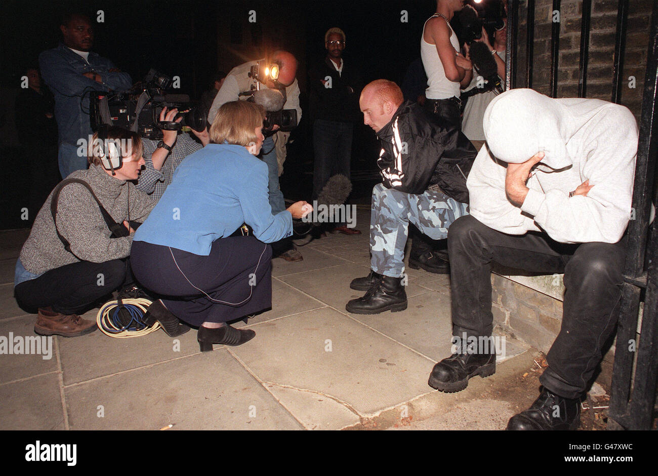 Nachrichten-Crews interviewen Menschen vor den Toren des Kensington Palace - der offiziellen Residenz von Diana, Prinzessin von Wales. Die Prinzessin wurde früher bei einem Autounfall in Paris getötet. Stockfoto