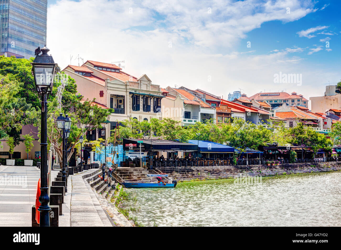 Singapur - 18. März 2015: Bunte Bars und Restaurants Dot Singapore River entlang Boat Quay. Stockfoto
