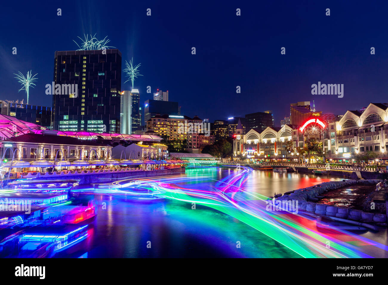 Singapur, Singapur - 18. Juli 2015: Bunte Booten erstellen Lichtspuren auf dem Singapore River entlang Clarke Quay. Stockfoto