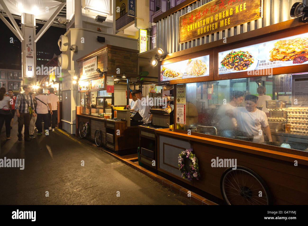 Singapur, Singapur - 12. Dezember 2014: Straßenhändler verkauft eine Vielzahl von lokalen Speisen auf Smith Street in Chinatown. Stockfoto