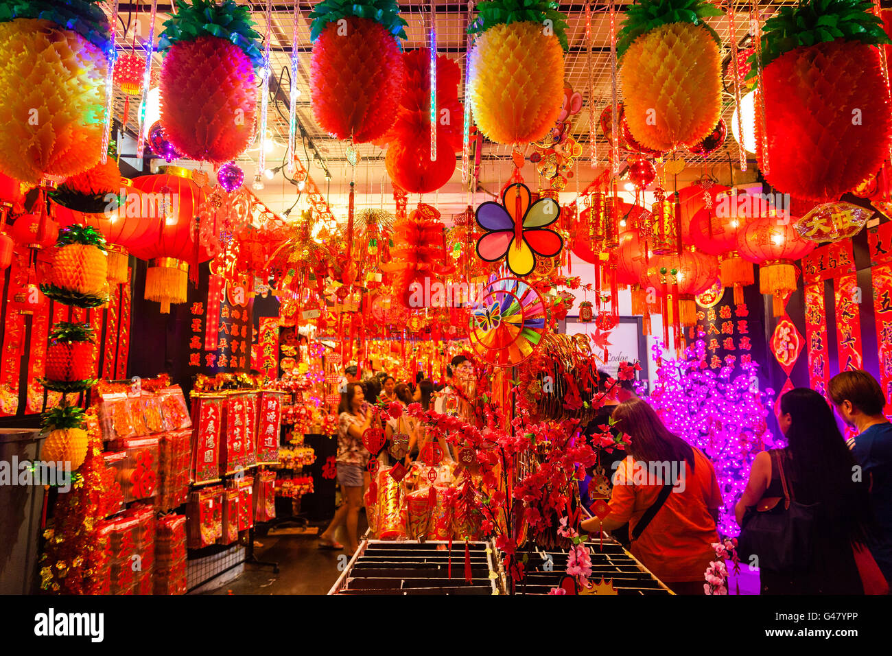 Singapur, Singapur - 17. Januar 2016: Ein Geschäft in Chinatown verkauft Laternen und Dekorationen für chinesischen Neujahrsfest. Stockfoto