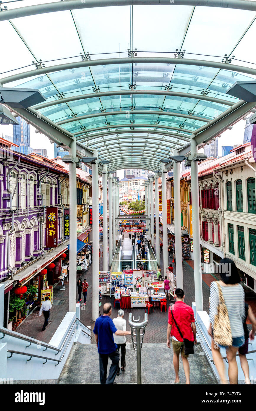 Singapur - 15. Dezember 2014: Menschen flanieren Chinatown Pagoda Street mit seinen Low-Rise viktorianischen Häusern. Stockfoto