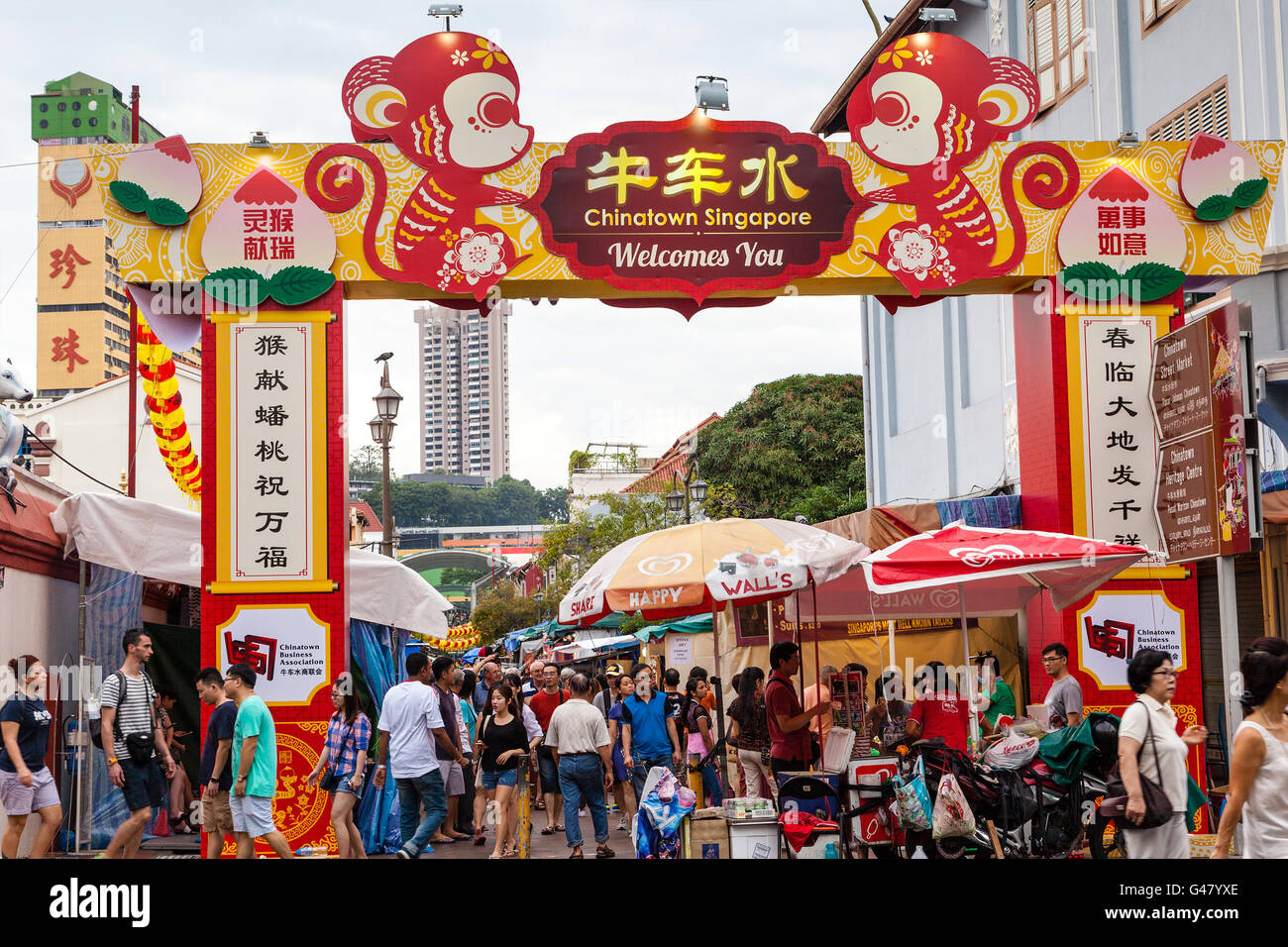 Singapur, Singapur - 17. Januar 2016: Shopper besuchen Sie Chinatown beim chinesischen Neujahrsfest für Schnäppchen-Souvenirs. Stockfoto