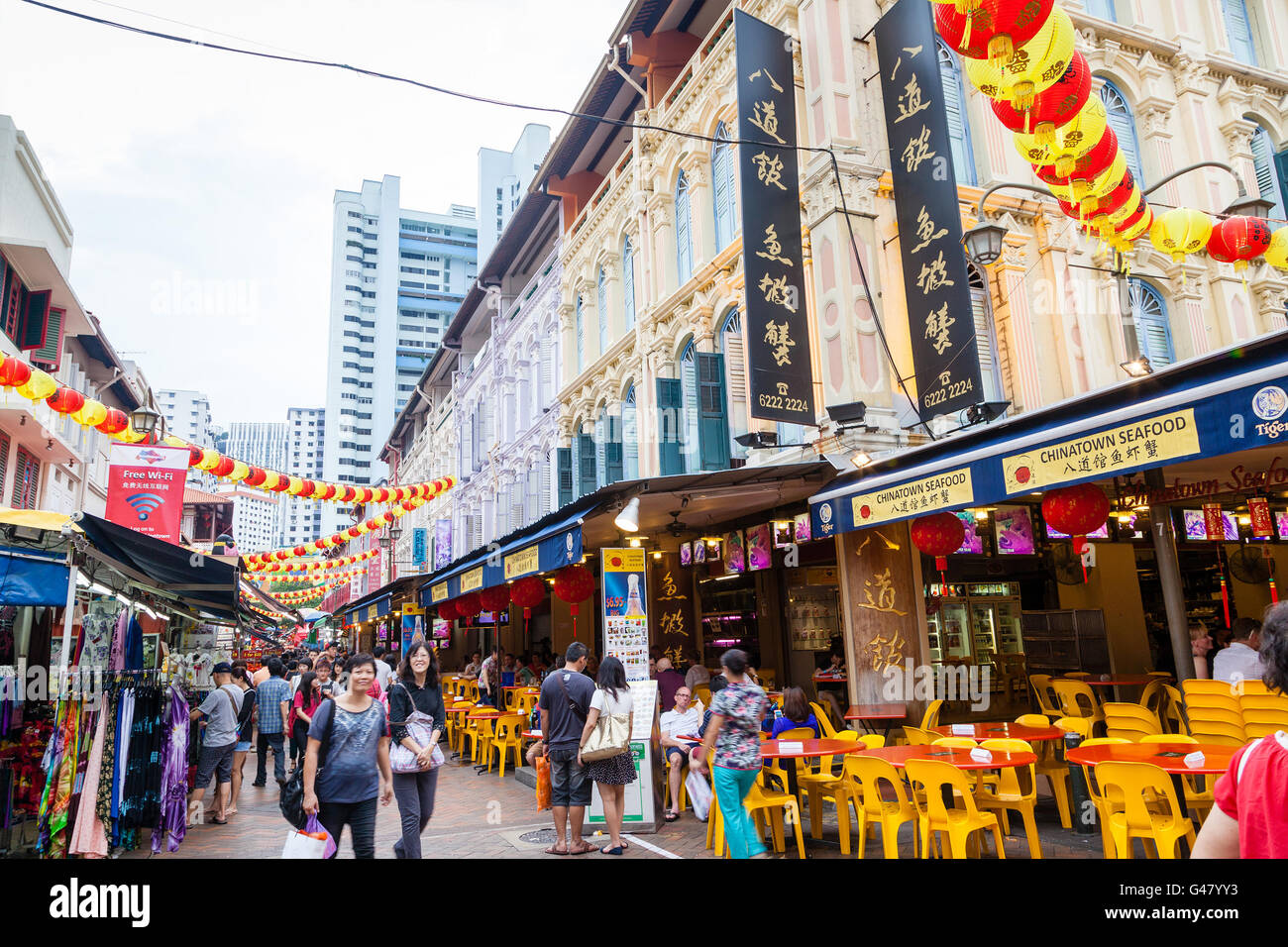 Singapur, Singapur - 17. Januar 2016: Shopper besuchen Sie Chinatown beim chinesischen Neujahrsfest. Stockfoto