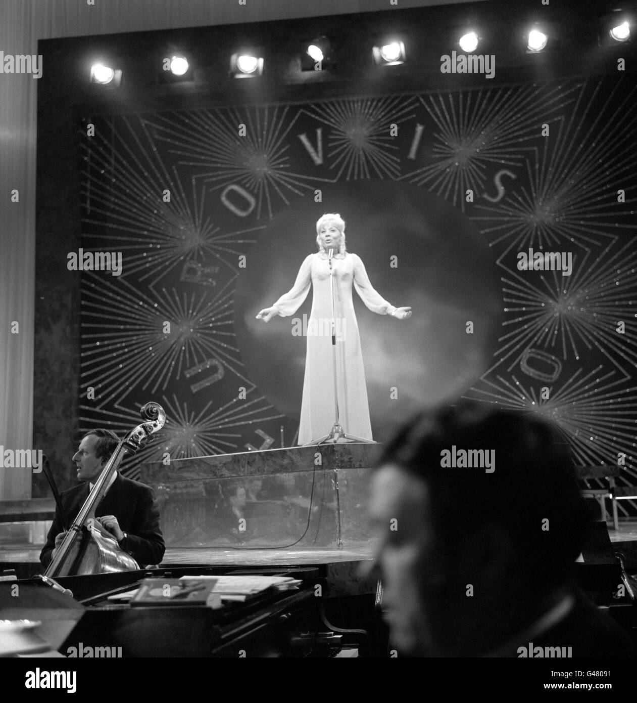 Isabelle Aubret singt „The Spring“ in der Praxis vor dem Finale von Eurovision. Stockfoto