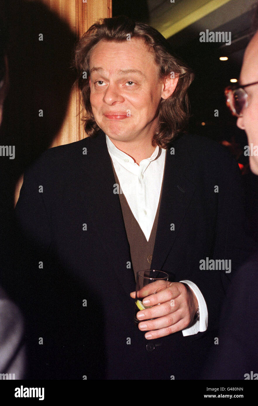 Martin Clunes, Star von „Men Behabed Bad“, bei den Variety Club Awards in London, bei denen die gesamte Besetzung des BBC-TV-Comedy-Programms zur BBC TV Personalities of 1996 gewählt wurde. * 24/06/01 'Men Behaben Badly'-Star, Martin Clunes, bei den Variety Club Awards in London. Martin Clunes's laddish Men, die sich schlecht verhalten, wäre der Lieblingsboss der meisten Menschen, wie eine Umfrage am 24. Juni 2001 ergab. Fast ein Viertel der Befragten nannten den laddish Gary von der BBC-Komödie vor allen anderen fiktiven Filmfiguren als die Person, für die sie am meisten arbeiten würden. Ihm folgte Judi Dench Stockfoto