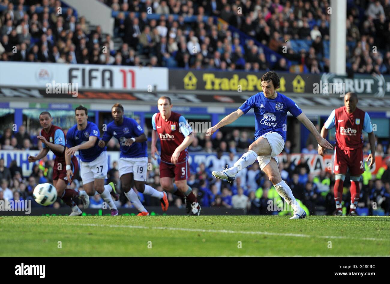 Everton's Leighton Baines punktet am Strafpunkt Stockfoto