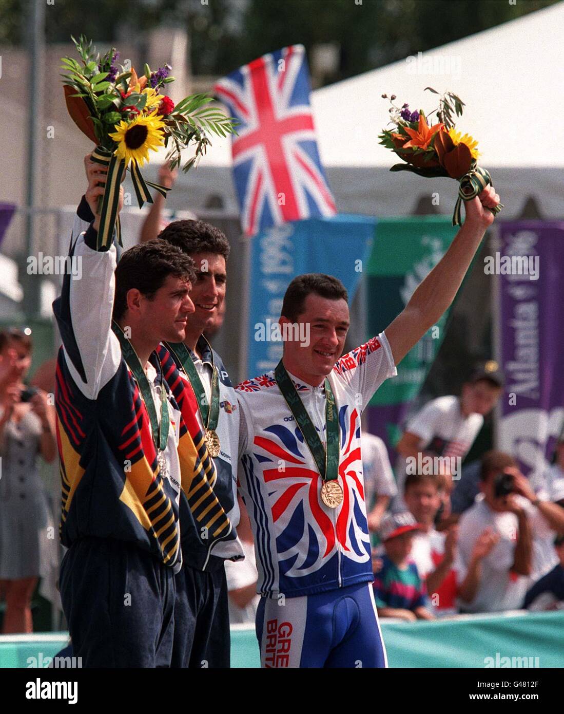 Großbritanniens Chris Boardman (rechts) mit seinem olympischen Bronzemedaille heute Nachmittag (Samstag) nach dem dritten Platz im Zeitfahren der Männer Straße. Links ist Silbermedaillengewinner Abrahim Olano (Spanien) und Zentrum ist Sieger Miguel Induráin (Spanien). Foto von John Giles/PA. Stockfoto