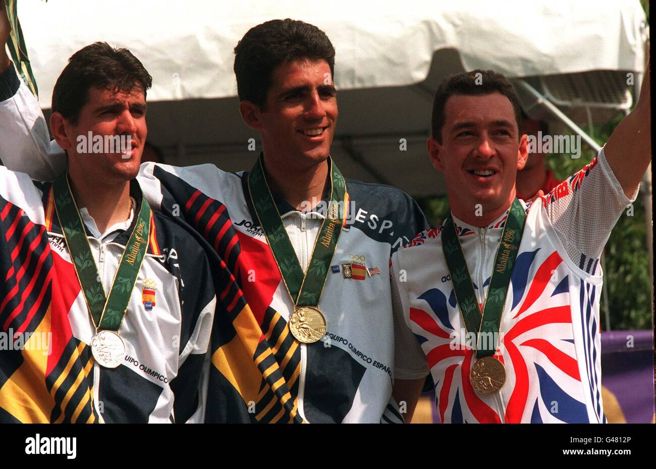 Großbritanniens Chris Boardman (rechts) mit seinem olympischen Bronzemedaille heute Nachmittag (Samstag) nach dem dritten Platz im Zeitfahren der Männer Straße. Links ist Silbermedaillengewinner Abrahim Olano (Spanien) und Zentrum ist Sieger Miguel Induráin (Spanien). Foto von John Giles/PA. Stockfoto