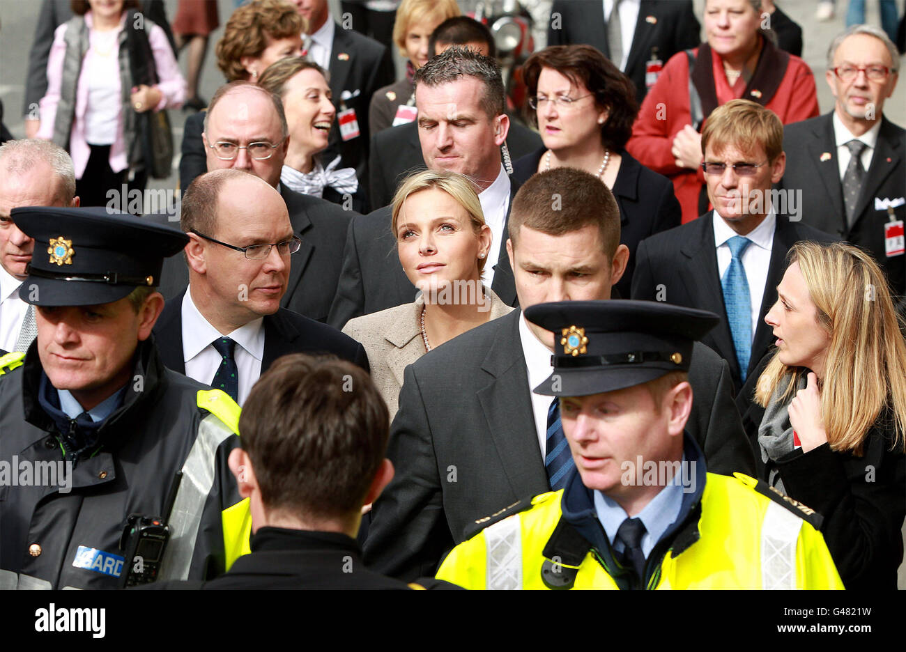 Prinz Albert von Monaco II. Und seine Verlobte Charlene Wittstock (Mitte) verlassen das National Museum of Dublin zu Beginn eines zweitägigen Staatsbesuchs nach Irland. Stockfoto