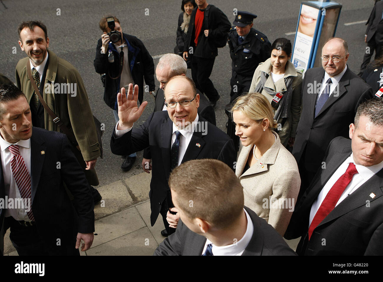 Prinz Albert von Monaco II. Und seine Verlobte Charlene Wittstock (Mitte) verlassen das National Museum of Dublin zu Beginn eines zweitägigen Staatsbesuchs nach Irland. Stockfoto