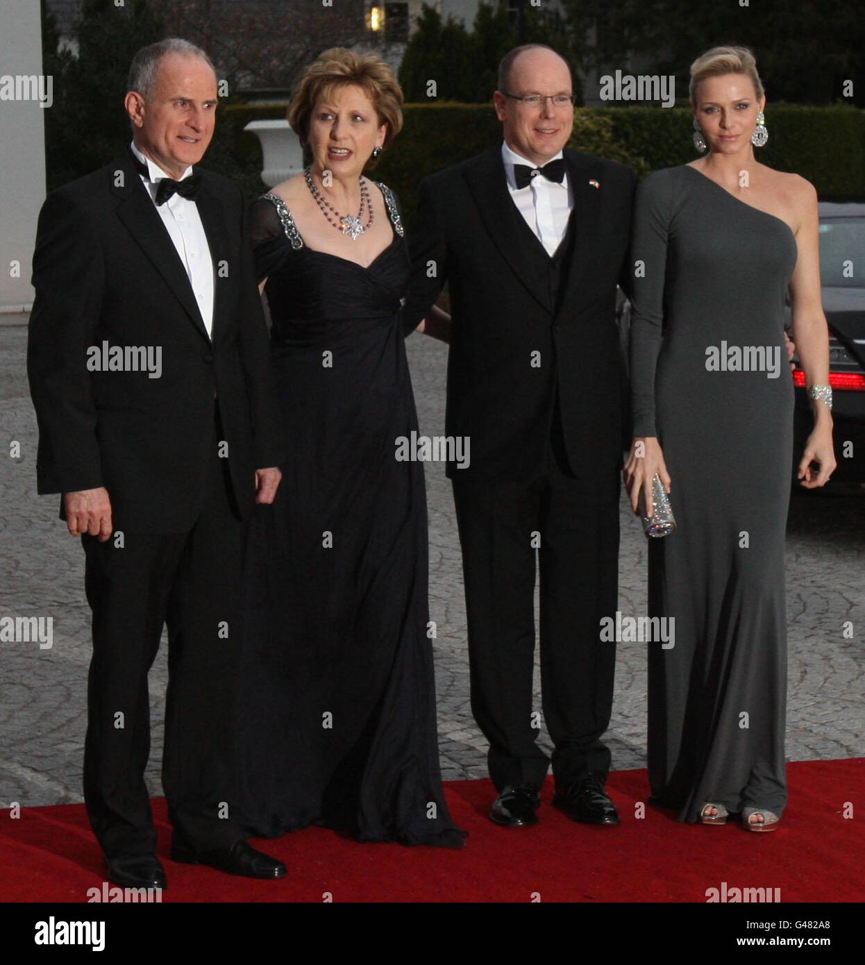 Prinz Albert von Monaco II (3. Rechts) und seine Verlobte Charlene Wittstock (rechts), Präsidentin Mary McAleese (2. Links) und ihr Mann Martin McAleese (links) kommen zu einem Staatsbankett in Aras an Uachtarain in Dublin an. Stockfoto