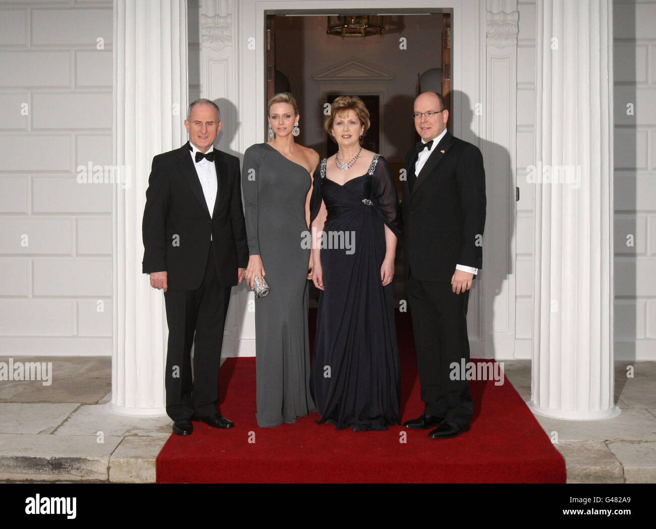 (Links - rechts) Prinz Albert von Monaco II. Und seine Verlobte Charlene Wittstock, die Präsidentin Mary McAleese und ihr Mann Martin McAleese kommen zu einem Staatsbankett in Aras an Uachtarain in Dublin an. Stockfoto
