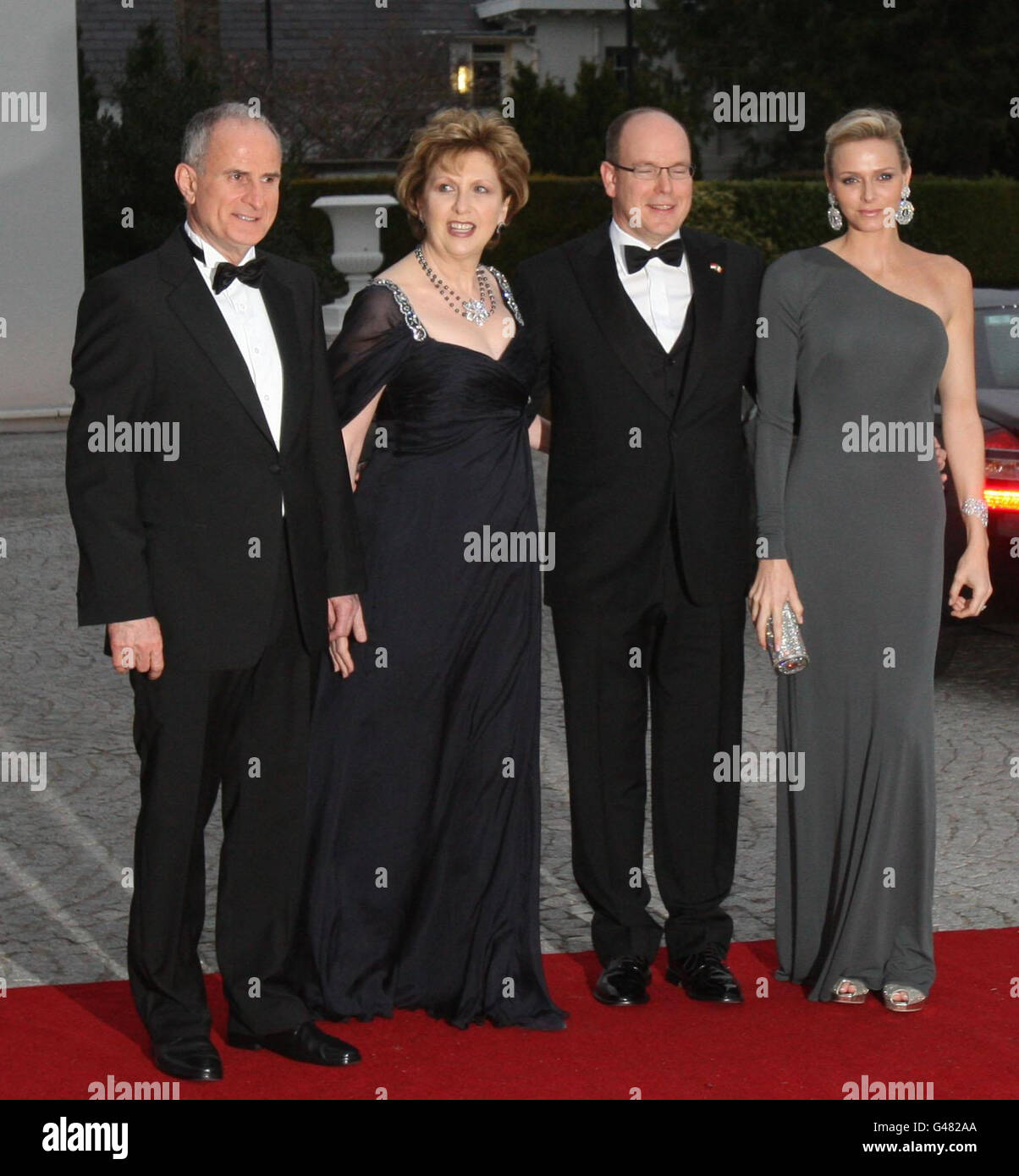 Prinz Albert von Monaco II (3. Rechts) und seine Verlobte Charlene Wittstock (rechts), Präsidentin Mary McAleese (2. Links) und ihr Mann Martin McAleese (links) kommen zu einem Staatsbankett in Aras an Uachtarain in Dublin an. Stockfoto