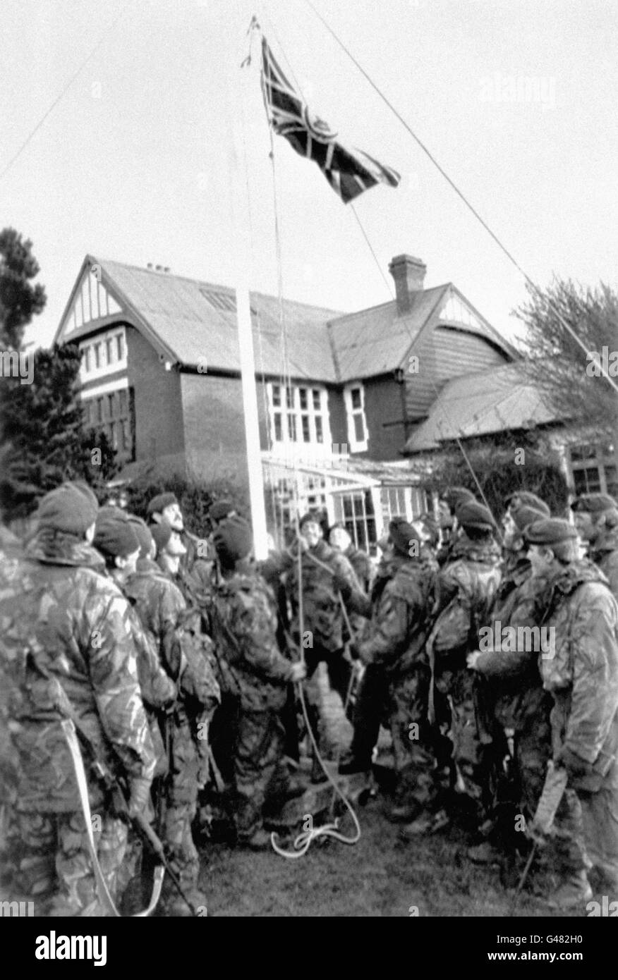 Royal Marines heben am 14/06/82 nach der Kapitulation der argentinischen Streitkräfte im Falklandkrieg wieder die Unionsflagge am Regierungsgebäude in Port Stanley. * 15/6/97 Baroness Thatcher enthüllte eine Gedenktafel für britische Militärangehörige, die im Falklandkrieg, der vor 15 Jahren endete, ums Leben kamen (14/6/97). Sie besuchte eine Zeremonie in Gosport, Hants und enthüllte die Gedenktafel am Ufer des Solent, wo Tausende von Freunden und Verwandten Abschied von den ausscheidenden Schiffen winkten und ihre Besatzungen nach Hause begrüßten. Stockfoto