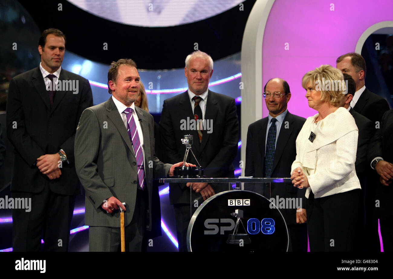 Moderatorin sue Barker (rechts) verleiht Alastair Hignell den Helen Rollason Award während der BBC Sport Personality of the Year Awards in der Liverpool Echo Arena, Liverpool. Stockfoto