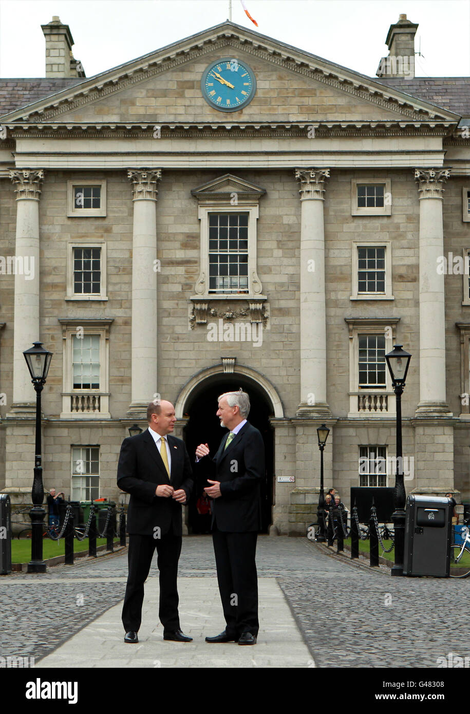 Prinz Albert II. Von Monaco (links) spricht mit dem Trinity College Provost John Hegarty auf dem Trinity Campus in Dublin, am zweiten Tag seines Staatsbesuchs mit seiner Verlobten Charlene Wittstock in Irland. Stockfoto