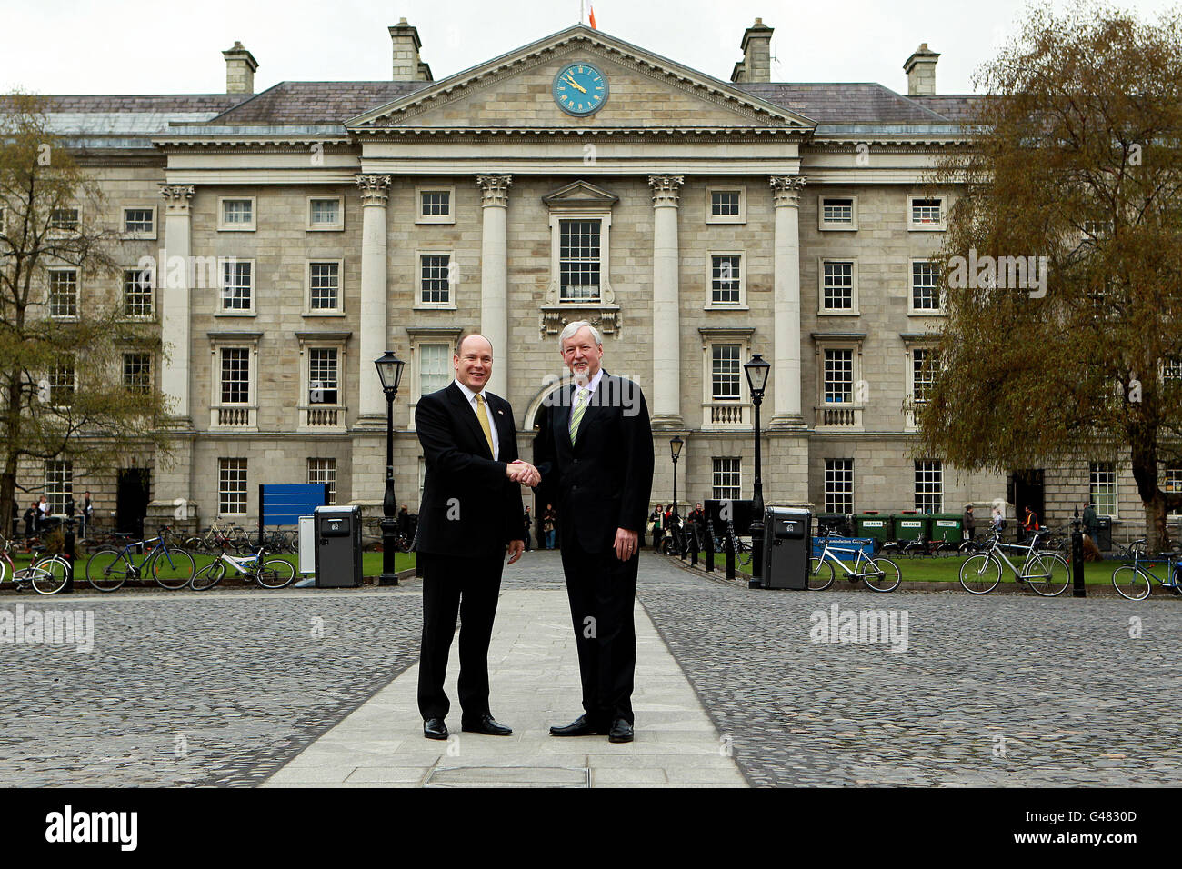 Prinz Albert II. Von Monaco (links) spricht mit dem Trinity College Provost John Hegarty auf dem Trinity Campus in Dublin, am zweiten Tag seines Staatsbesuchs mit seiner Verlobten Charlene Wittstock in Irland. Stockfoto