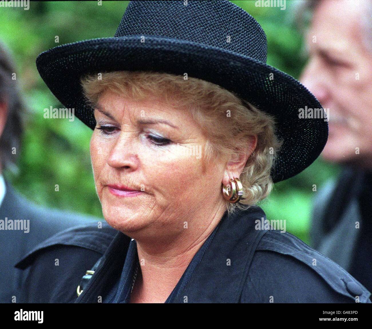 Schauspielerin Pam St Clement, alias Pat Butcher in BBC's Eastenders bei der Beerdigung der Seifenschöpferin Julia Smith am Mortlake Cremetoriam in London heute (Montag). Siehe PA Geschichte BEERDIGUNG Smith. Foto von Ben Curtis/PA. Stockfoto