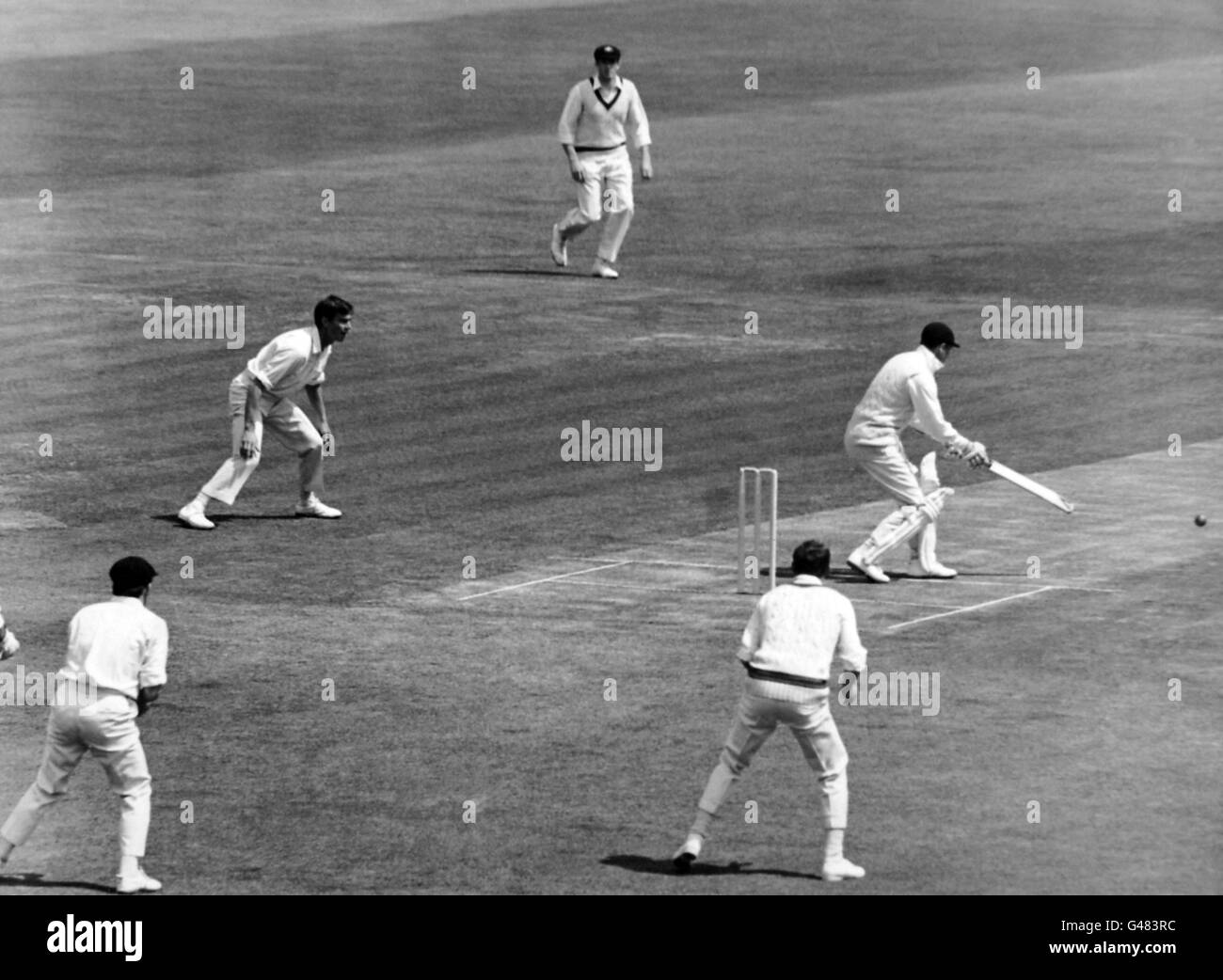 Cricket - zweites Testspiel - England gegen Australien - erster Tag - Lord's. Geoff Boykott, England, spielt einen defensiven Schlag gegen einen Ball von Neil Hawke. Stockfoto
