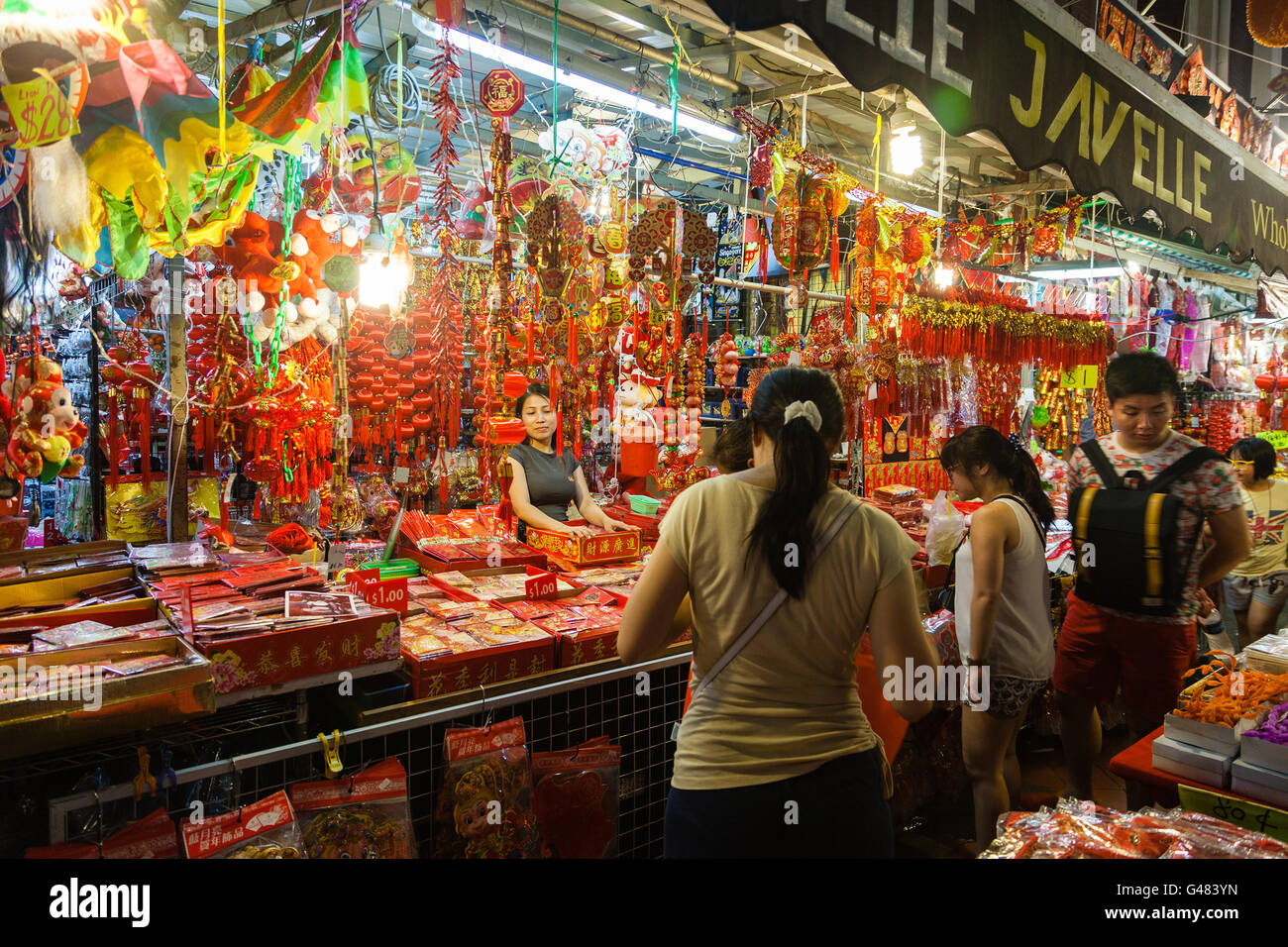 Singapur - 17. Januar 2016: Eine Straße in Chinatown verkauft Laternen und festliche Dekorationen für Chinese New Year Anbieter. Stockfoto