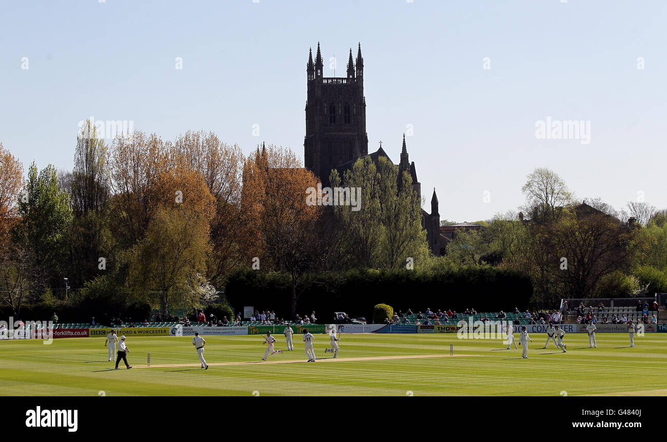 Worcestershire-Batsman Daryll Mitchell und James Cameron nehmen die ersten Läufe am Eröffnungstag während des Liverpool Victoria County Championship Division One-Spiels am County Ground, Worcester. Stockfoto