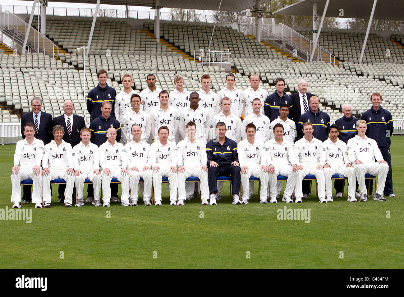 Warwickshire Team Group (Back Row L-R) Chris Armstrong (Strength and Conditioning Coach), Laurie Evans, Varun Chopra, Thomas Allin, Thomas Milnes, Maurice Holmes, Chris Metters, Stuart Keyb (Team Analyst) und David Wainwright (1. Elf-Torschütze) (Middle Row L-R) Norman Gascoigne (Chairman), Colin Povey (Chief Executive), Gerhard Mostert (Physiotherapeut), Andrew Miller, Keith Barker, will Porterfield, Richard Johnson, Ateeq Javid, Graeme Welch (Bowling Coach), Neal Abberley (Development Coach), Dougie Brown (Assistant Coach) (Front Row L-R) Rikki Clarke, Ant Botha, Ian Westwood, Tim Ambrose, Stockfoto