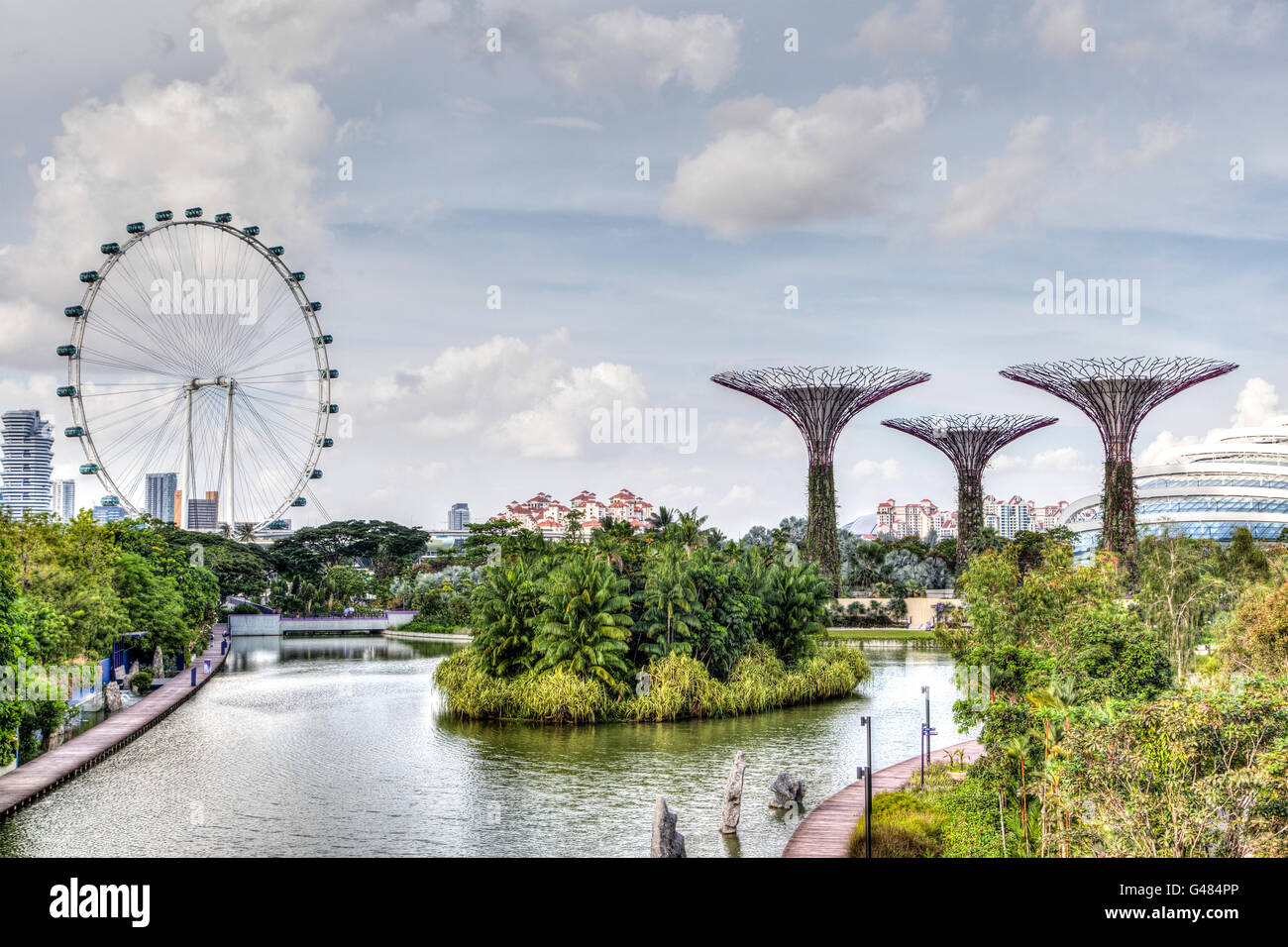 HDR-Rendering von Singapur an der Marina Bay das Riesenrad Singapore Flyer und Supertree Grove Ikone des Garten Cit sind Stockfoto