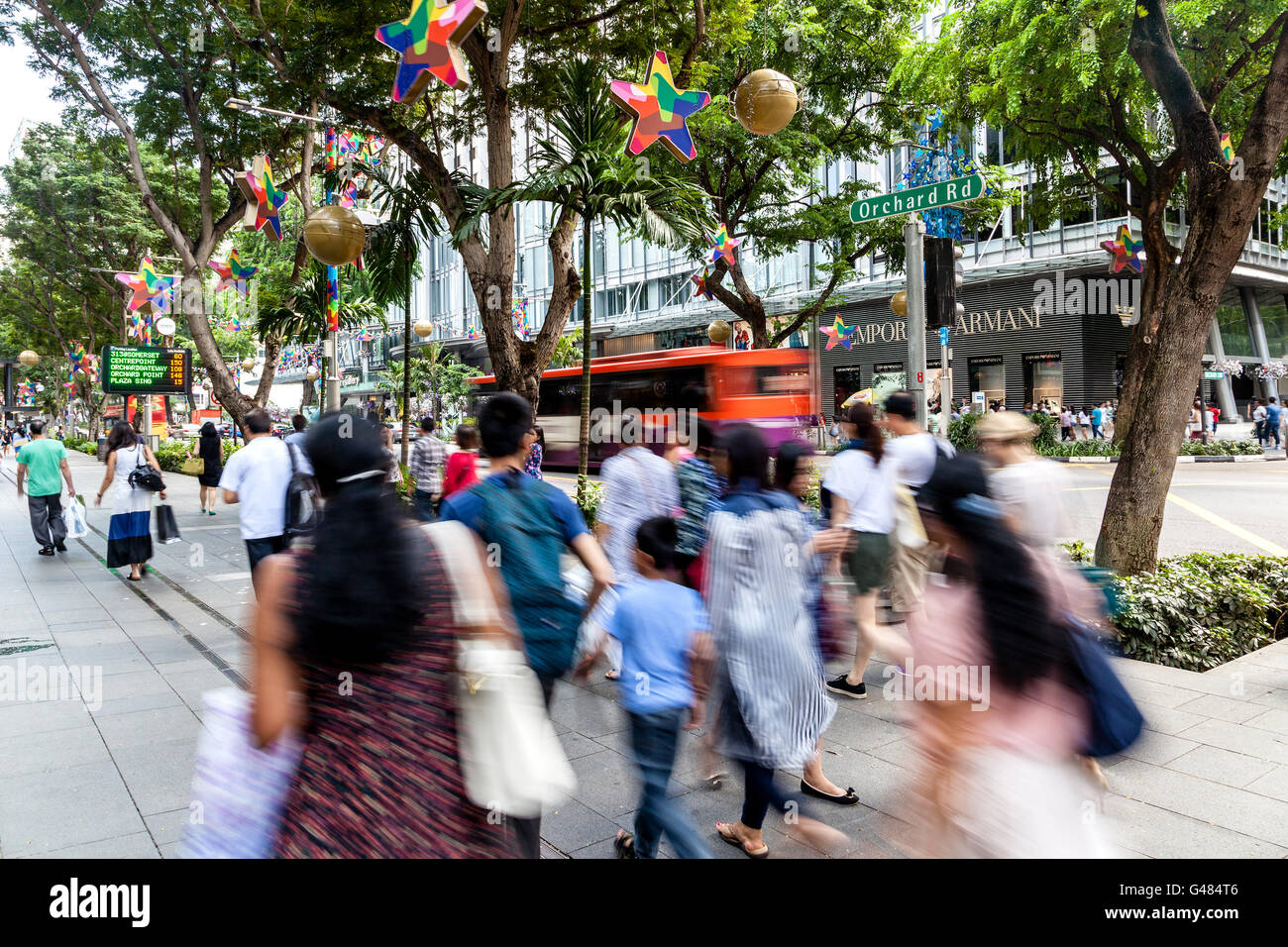 Singapur, Singapur – Fuß am 10. Dezember, 2014:Shoppers und Touristen entlang der Fußgängerzone der Orchard Road in der Weihnachtszeit Stockfoto