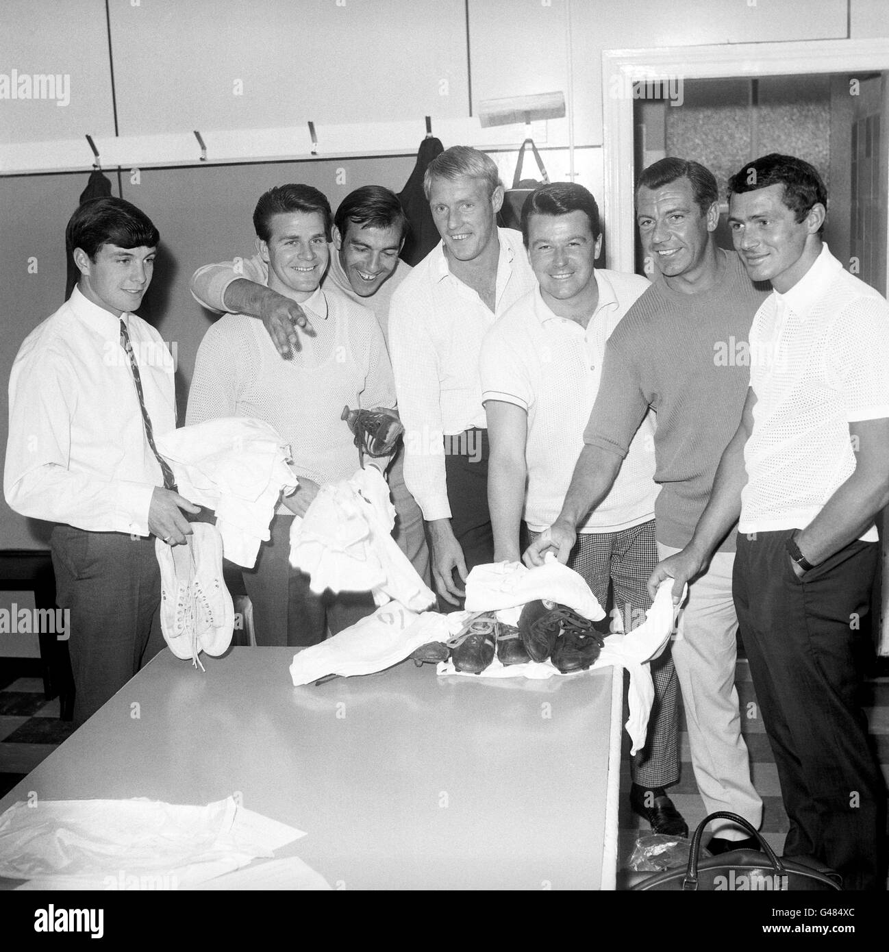 Mitglieder des Fulham-Teams in ihrer Garderobe. (L-r) Jim Conway, Stan Brown, Tony Macedo, Frank Large, Johnny Byrne, Johnny Haynes und Steve Earle Stockfoto