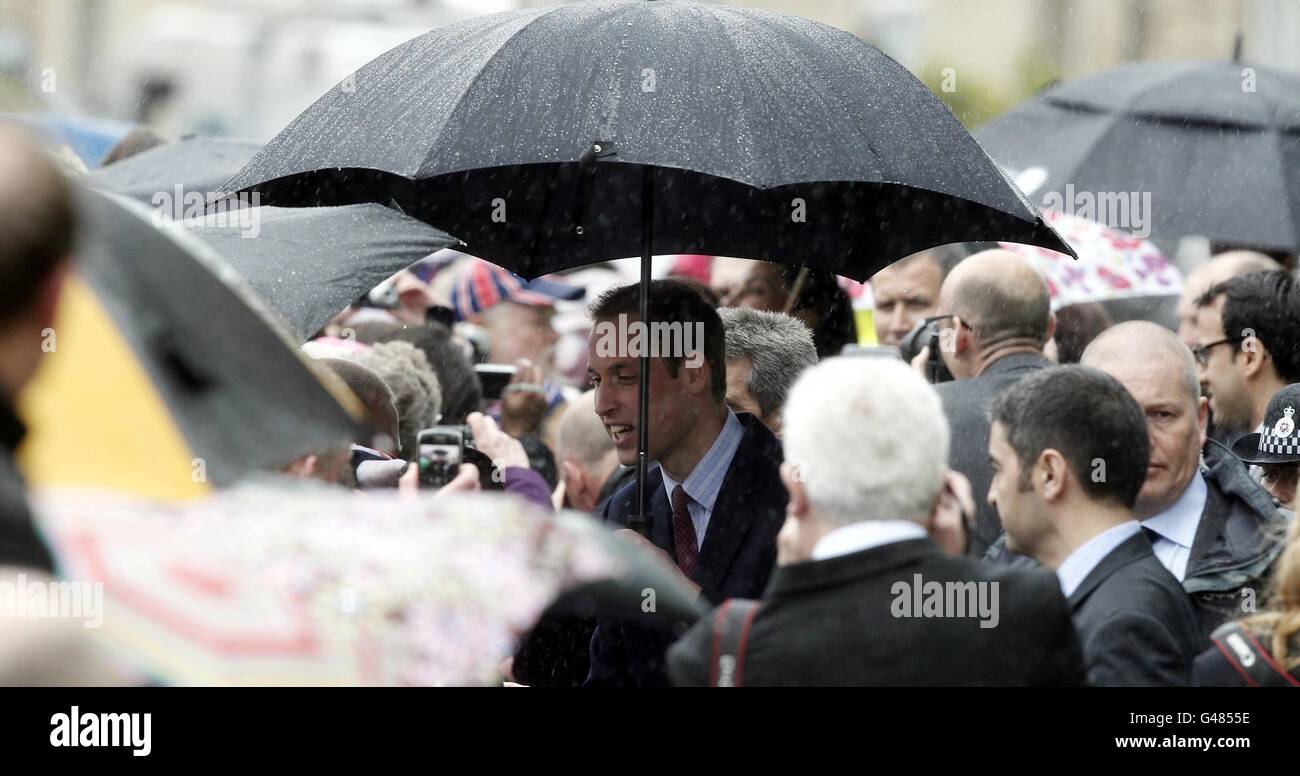 Prinz William und Kate Middleton kommen in Darwen, Lancashire an, wo sie ihre letzte offizielle Verlobung vor ihrer Hochzeit durchführen werden. Stockfoto