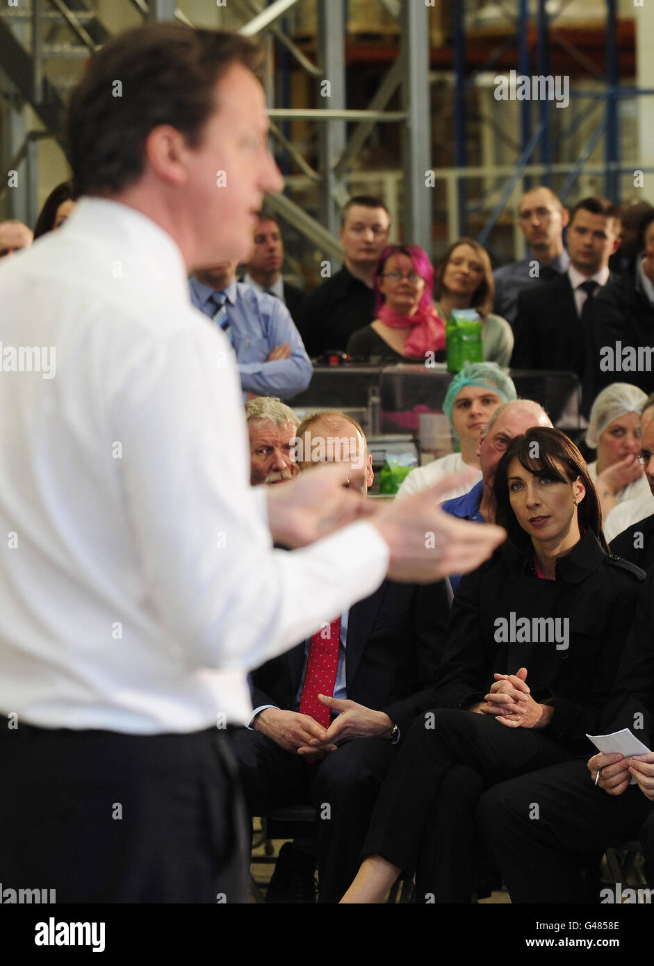 Premierminister David Cameron spricht während einer Fragestunde mit direkten Fragen und Antworten des Premierministers, während Frau Samantha auf Tee- und Kaffeehändler, Taylors of Harrogate in North Yorkshire, schaut. Stockfoto