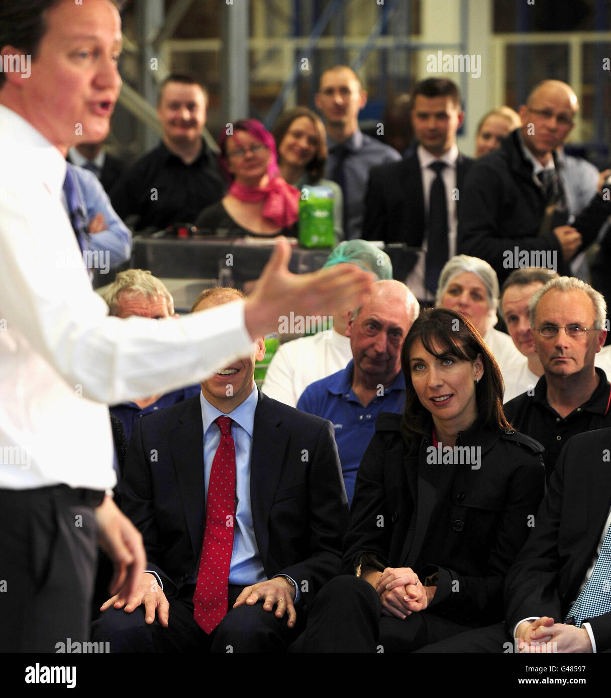 Premierminister David Cameron spricht während einer Fragestunde mit direkten Fragen und Antworten des Premierministers, während Frau Samantha auf Tee- und Kaffeehändler, Taylors of Harrogate in North Yorkshire, schaut. Stockfoto